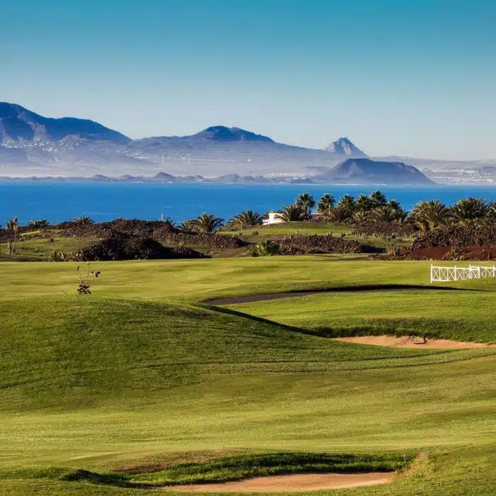 Europa Spanien Lanzarote Golf Green mit Bergblick scaled 1