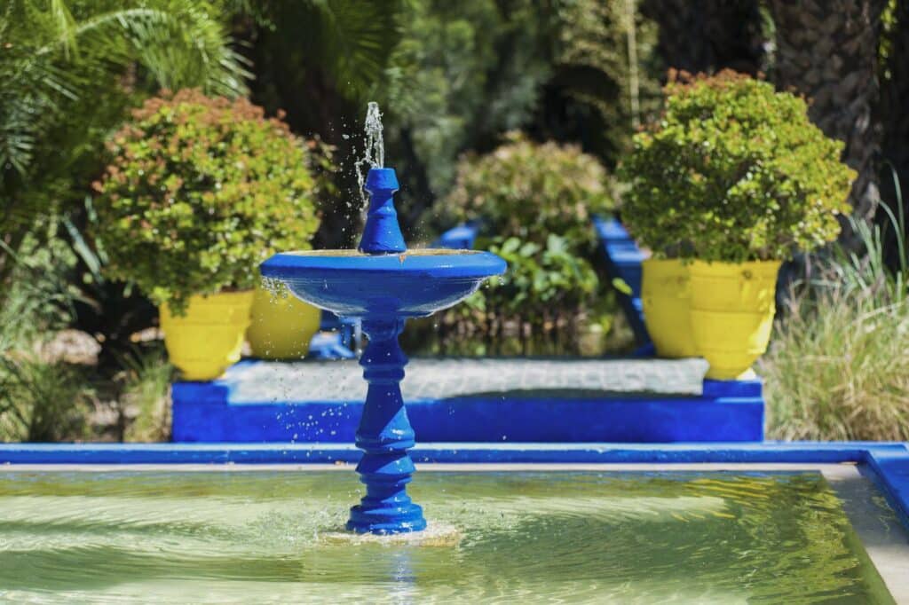 Blauer Springbrunnen im Majorelle-Garten, auch Garten von Yves Saint-Laurent genannt, Marrakesch, Marokko,