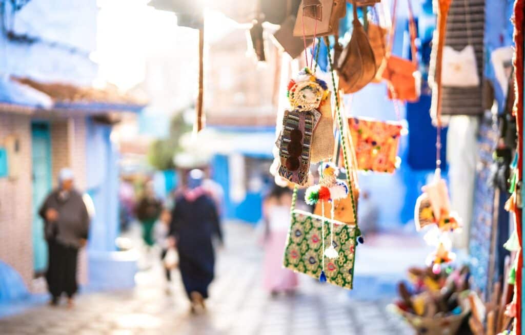 Handgefertigte Textiltaschen und Souvenirs auf einem Straßenmarkt in den Straßen von Chefchaouen in Marokko 